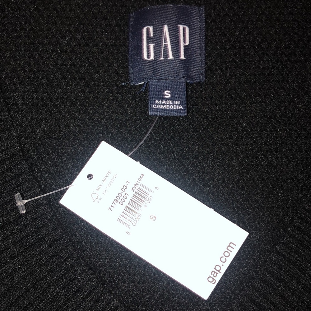 GAP V-neck sweater. Size S. NWT!